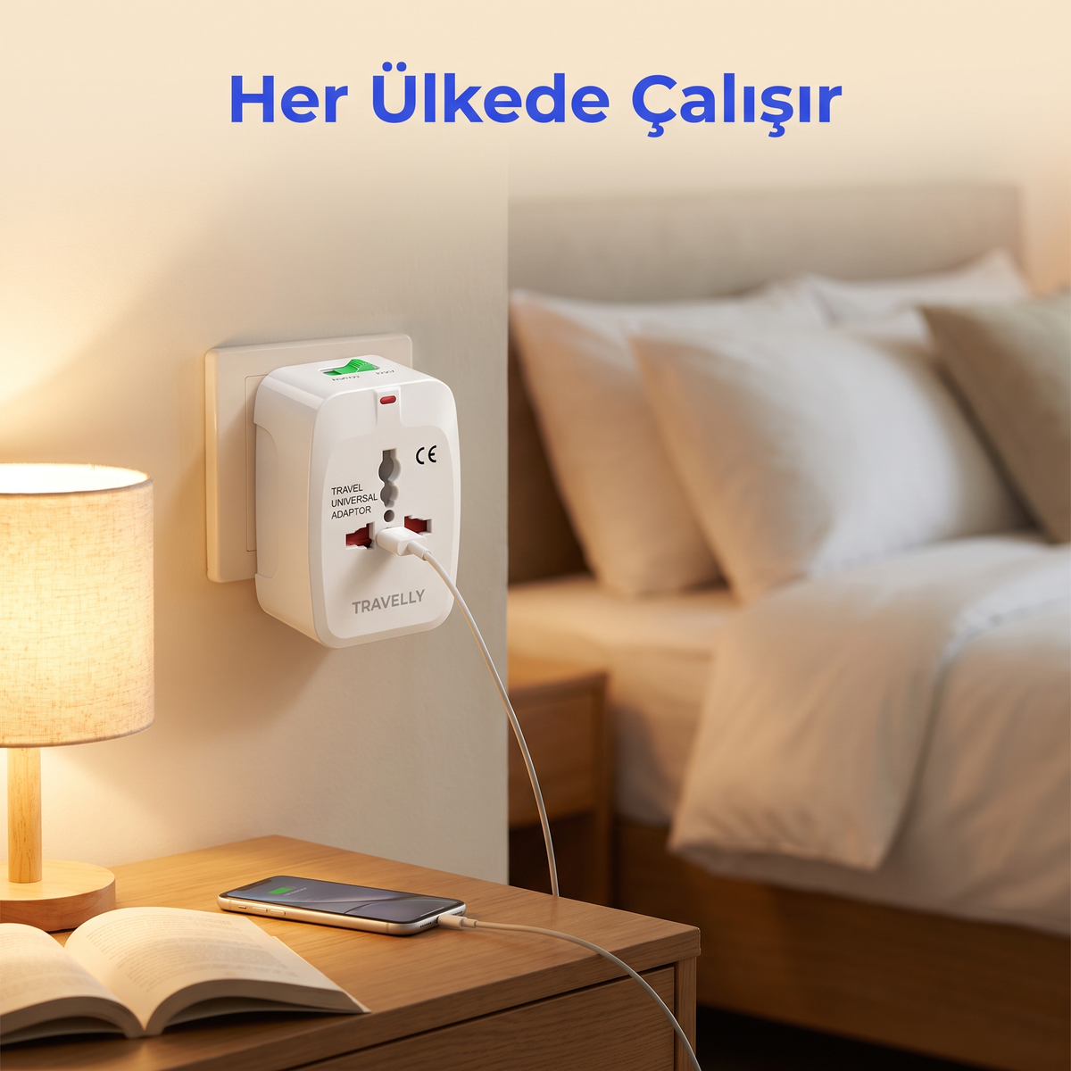 Otel odasında prize takılı adaptör